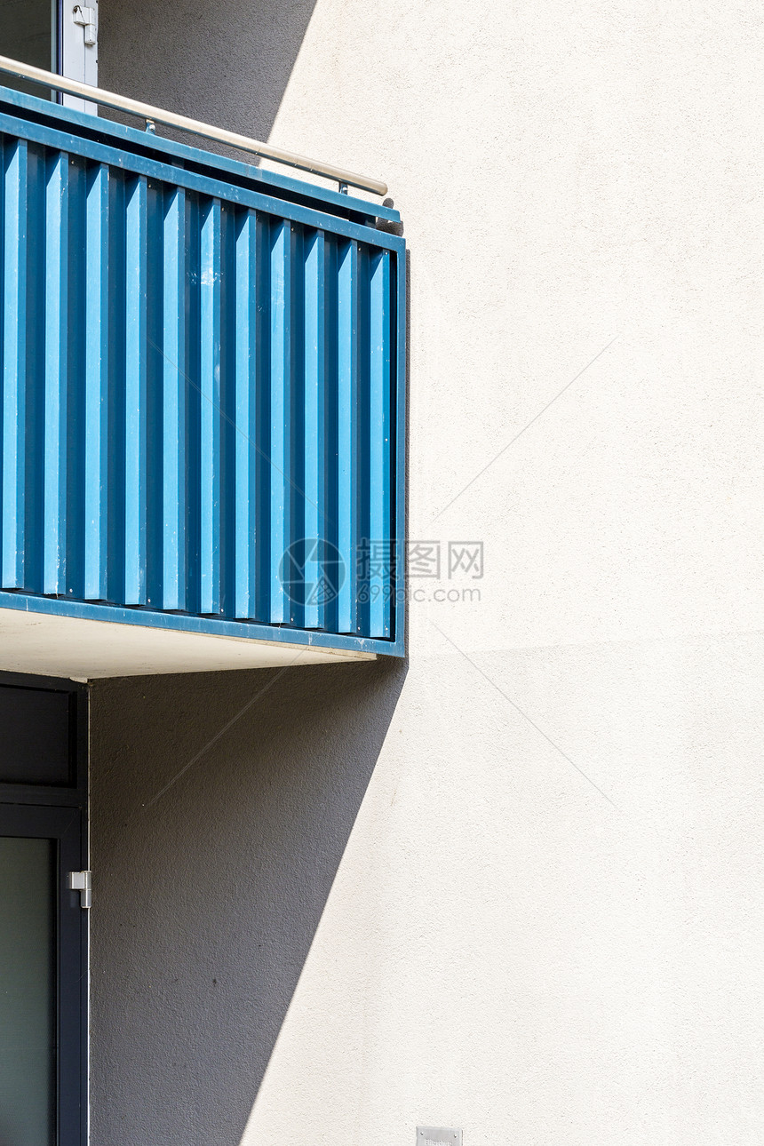 蓝色阳台在柏林拍摄的细节太阳建筑阴影房子金属图片