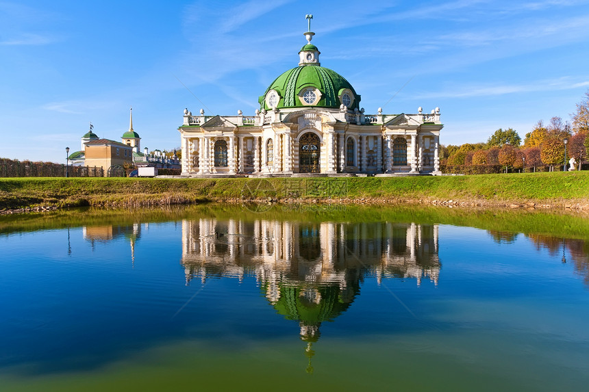 库斯科沃的格罗托教堂文化住宅石窟池塘建筑物历史大厦建筑反射旅行图片