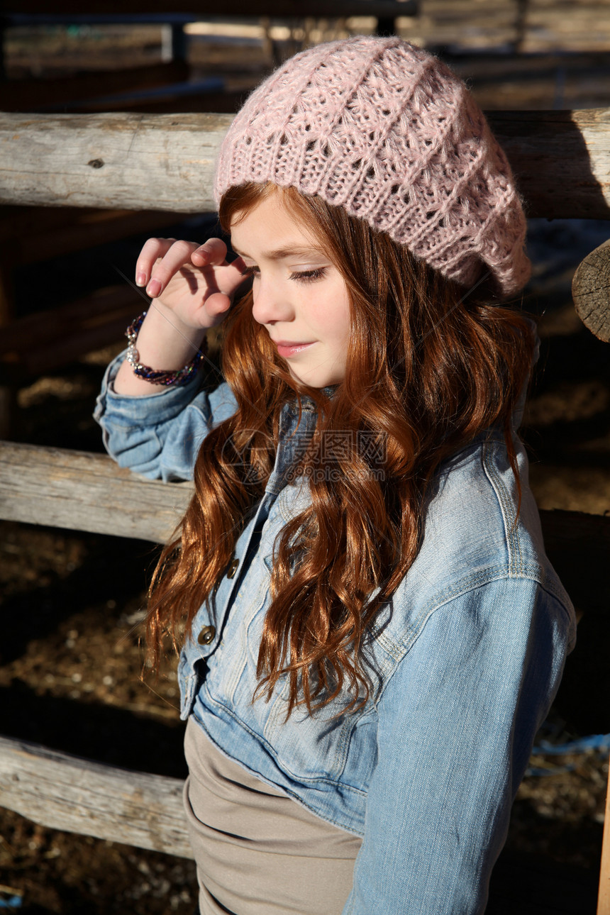 冬季青少年女孩女性粉色季节学生衣服头发木头牛仔布铁轨图片