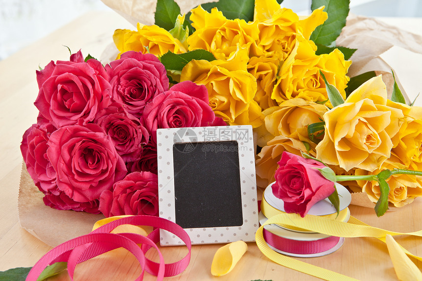 新鲜彩色玫瑰花礼物婚礼紫色丝带树叶玫瑰卡片花瓣展示花朵图片
