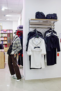 服装店裙子套装衣柜架子销售购物精品店铺展示零售部门高清图片素材