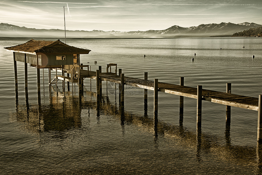 在一个湖中蹲小屋高跷旅游木头结构风景建筑木柱码头摄影反射图片