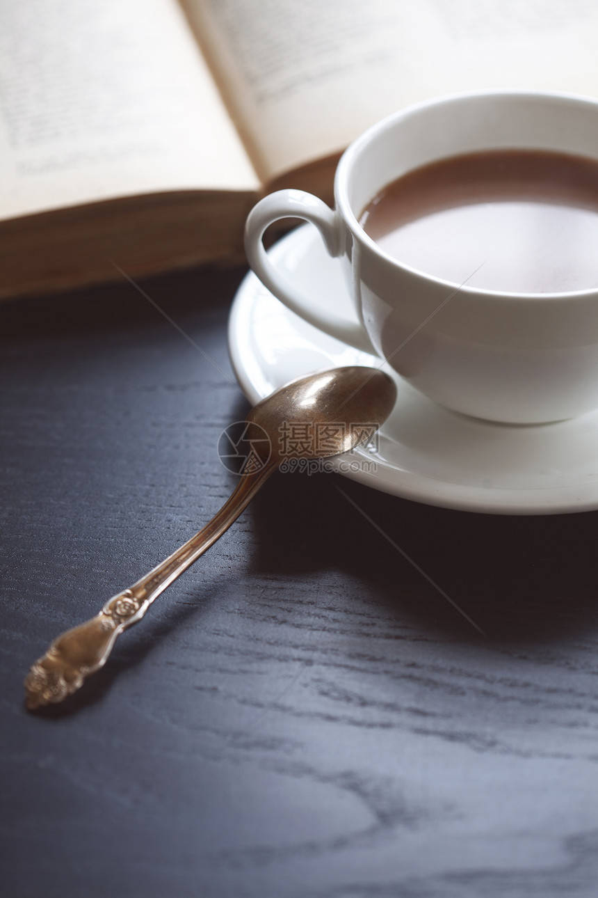 咖啡和书籍拿铁房子巧克力液体阅读勺子杯子情绪美食咖啡店图片