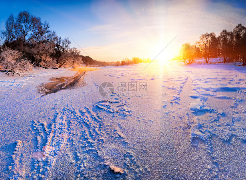 冰冻的河上日出 冬季风景图片