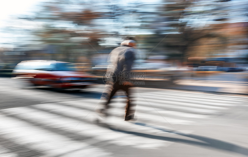 一名老人在街上走过横行道工人市中心街道运动路面成人人行道小时人群生活图片