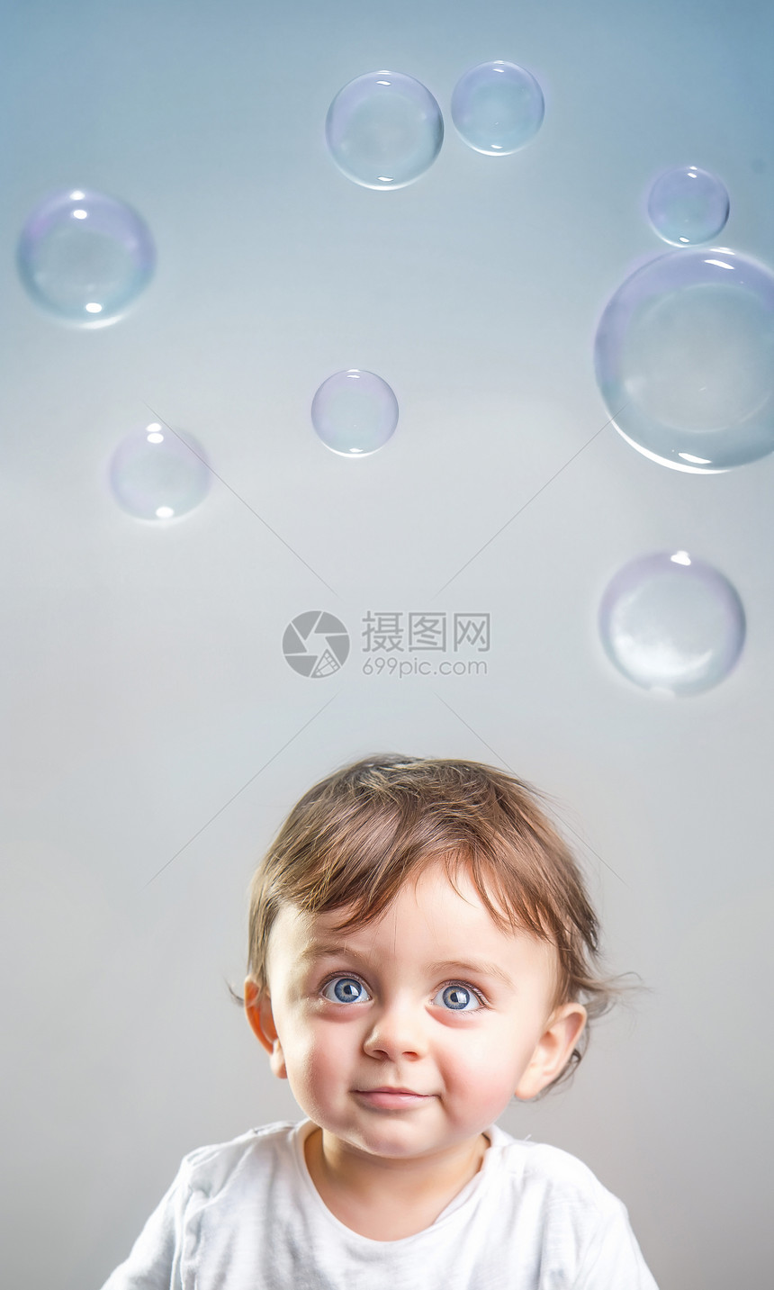 婴儿和泡泡图片
