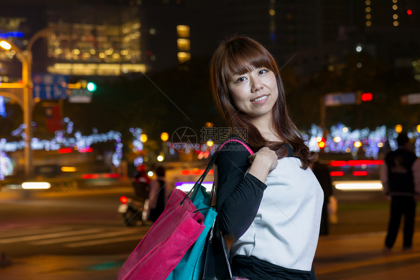 有吸引力的亚洲女性在城市购物购物者顾客零售女孩女士消费者白色销售图片
