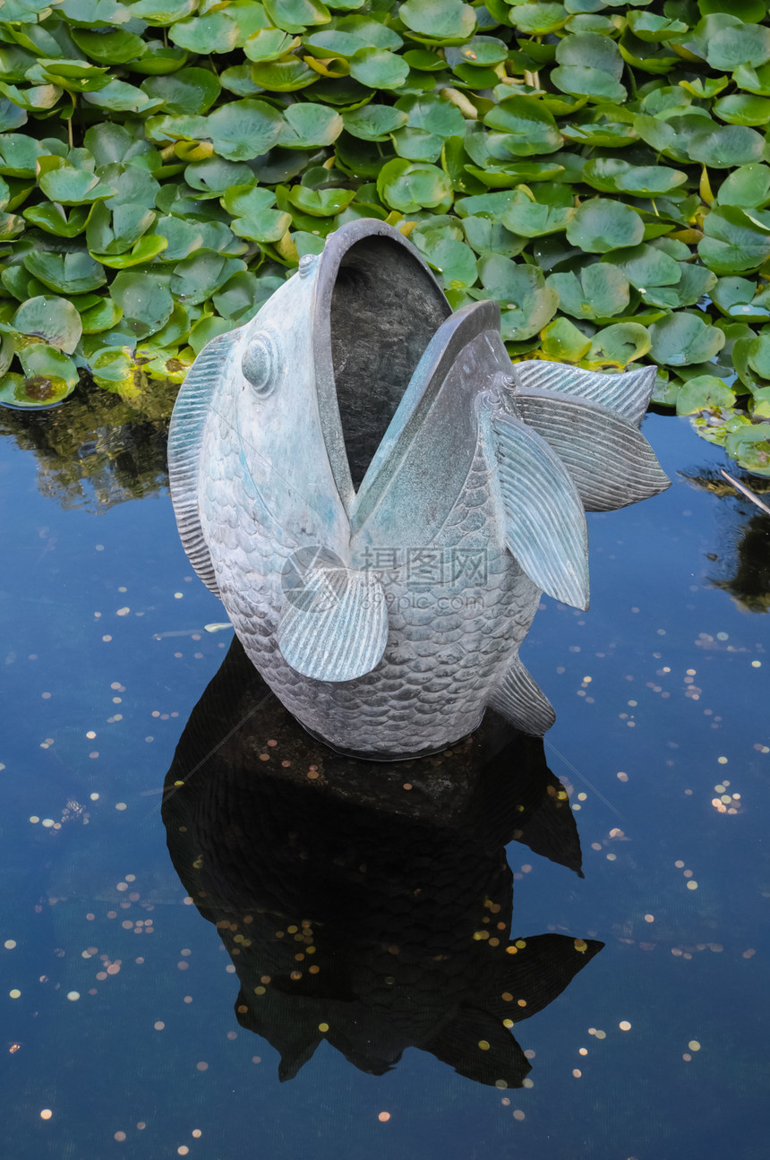 金属鱼雕像池塘装饰品雕塑艺术品热带花园建筑学绿色水池艺术图片
