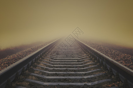 修铁路以在雾中地平线背景