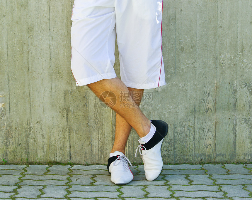 双腿运动装裤子冒充运动鞋男人短裤小腿运动图片