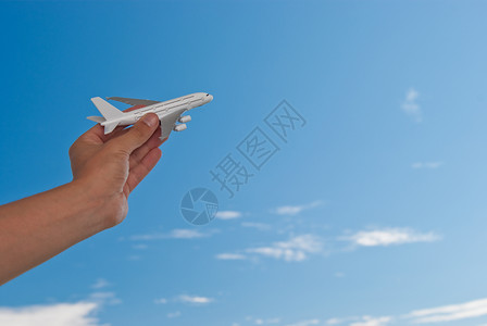 小飞机天空旅行玩具白色飞行客机运输蓝色背景图片