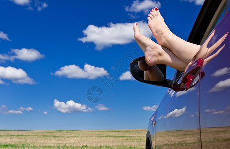妇女腿走出车窗背景图片
