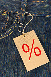 带有标签的琴牛仔裤织物材料折扣销售蓝色口袋招牌价格空白背景图片