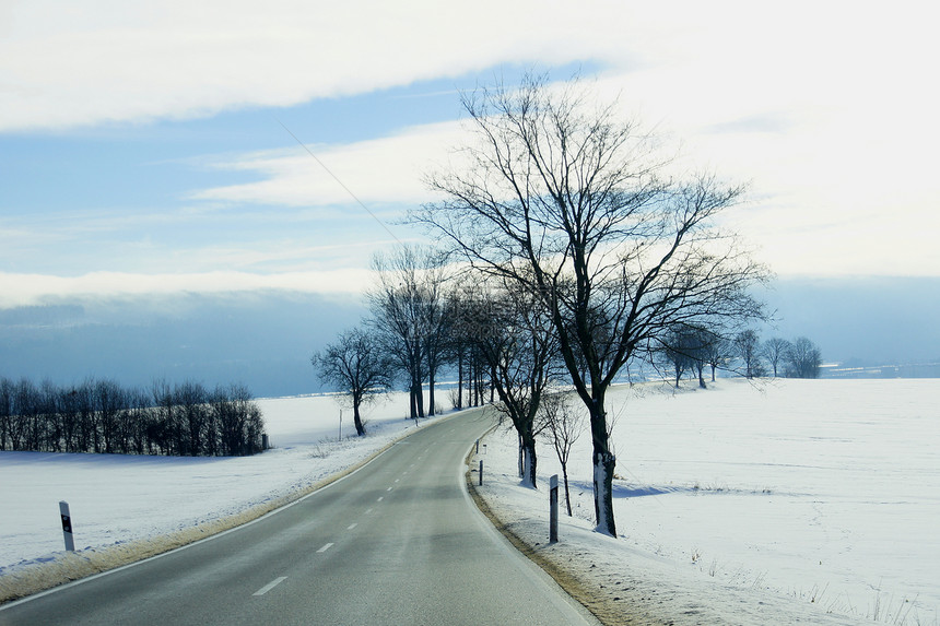 冬季公路道路基础设施太阳风景季节景观阳光山脉树木图片