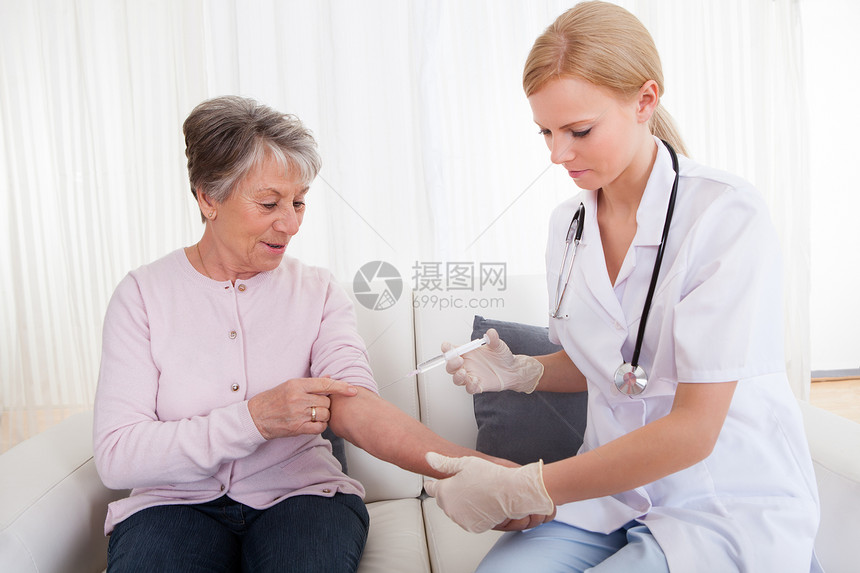 青年医生注射疫苗给高龄妇女药品临床护士医师保健老年职业流感药物成人图片