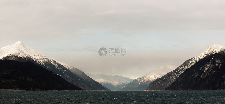 阿拉斯加的雪覆盖山生态国家海岸线树木天线地球蓝色冻结岩石旅行图片