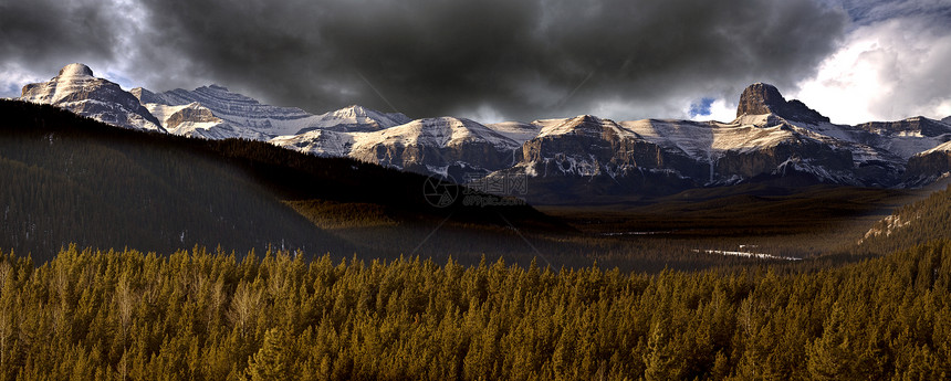 加拿大班夫附近的洛基山脉天空风景岩石山脉图片