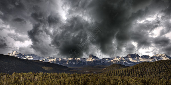 加拿大班夫附近的洛基山脉山脉天空风景岩石背景图片
