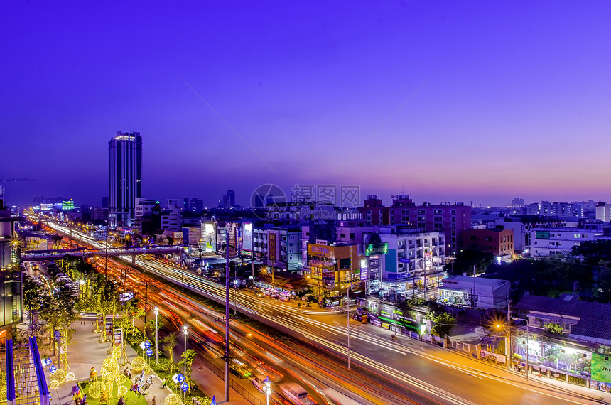 曼谷黄昏景观蓝色建筑学摩天大楼热带螺栓水池酒店住宅商业图片