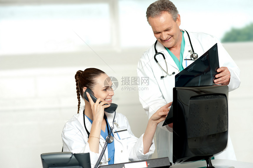 检查病人X光报告的医生人数职业护士工作保健从业者专家医师医院审查卫生图片