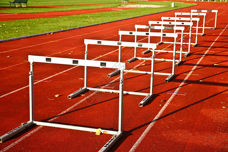 车道和障碍物体育场竞赛竞技比赛娱乐跑道教育体育馆运动跨栏背景图片