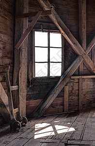 废弃木制房屋的内部内部风车高清图片素材