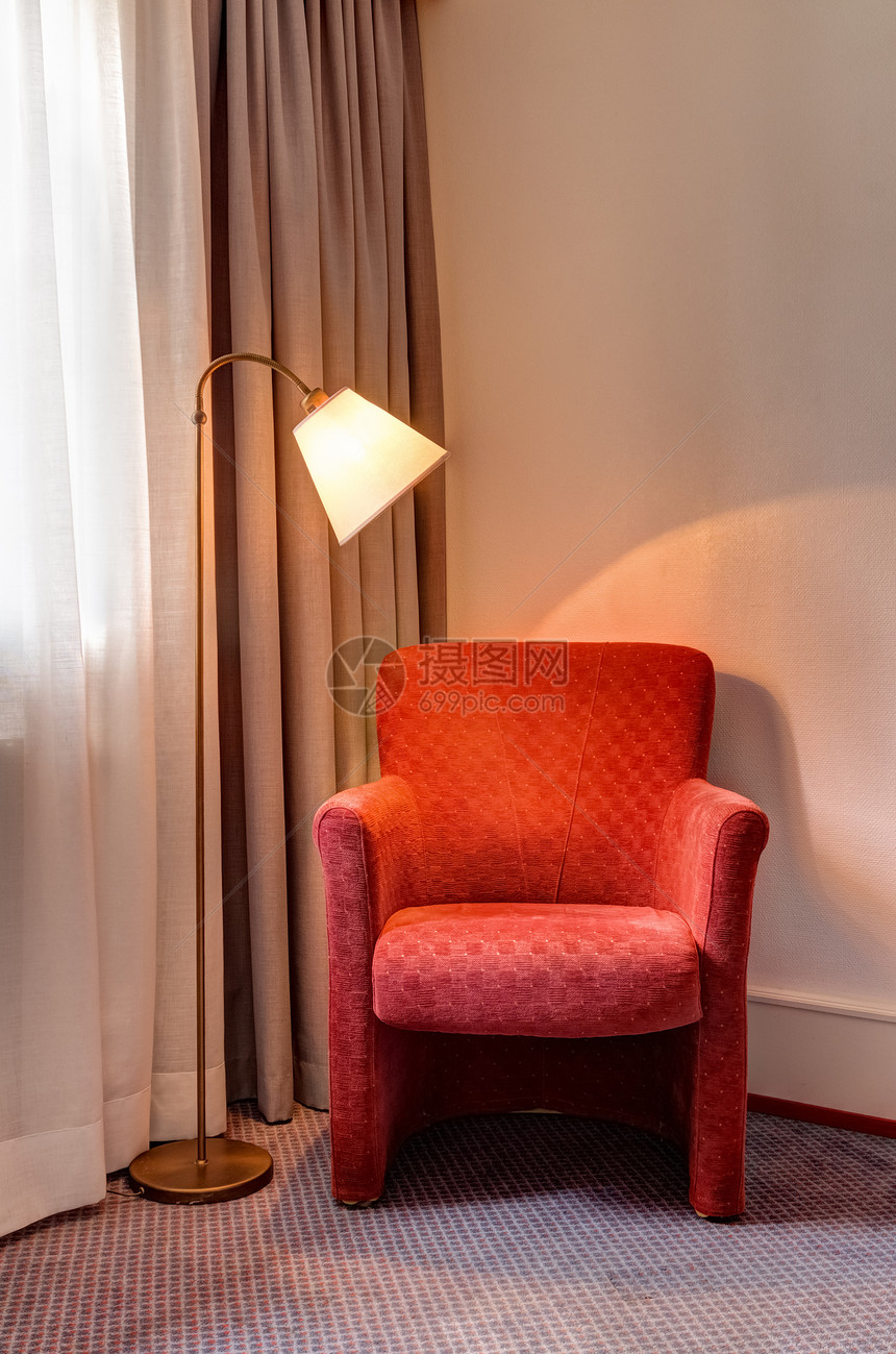 房间角落的红手椅和灯图片