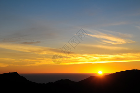 日落在山上橙子天空太阳沙漠背景图片
