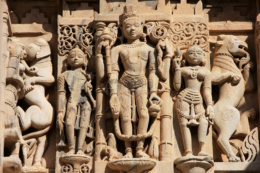 印度乌代布尔杰格迪什庙装饰雕刻建筑学建筑天空旅行宗教城市景观历史崇拜地标图片