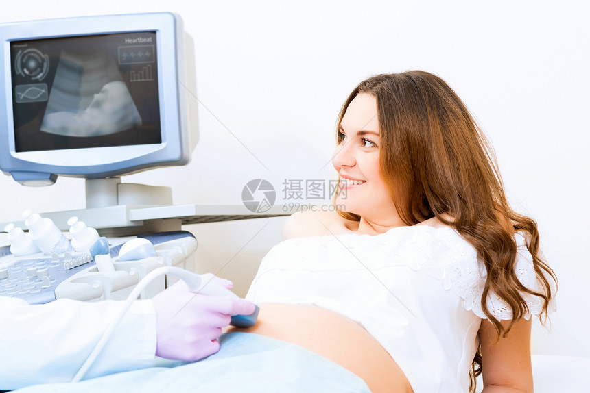 接受医生诊治的怀孕妇女女士卫生医院咨询婴儿微笑病人儿科肩膀诊所图片