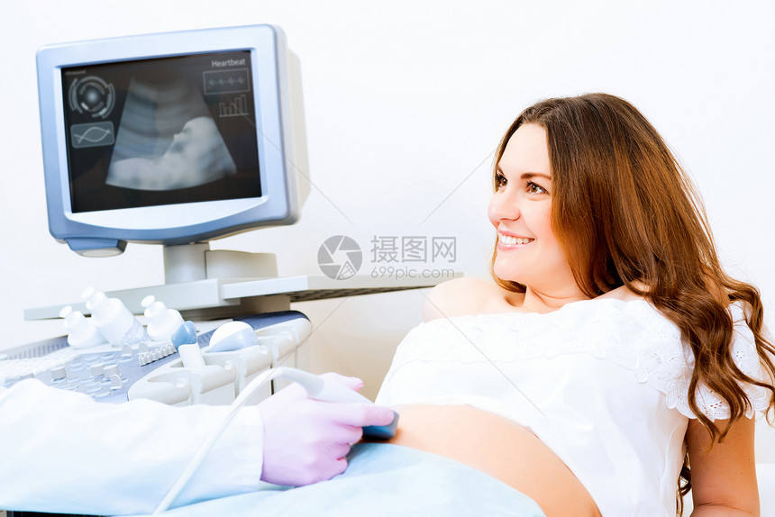 接受医生诊治的怀孕妇女女士检查成人诊所婴儿家庭腹部待产生育力测量图片