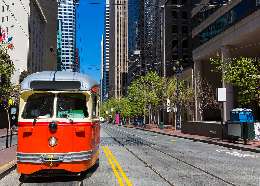 旧金山有线汽车在加州市场街的Tram有轨电车建筑运输市场建筑学旅行电车街道海洋电缆图片