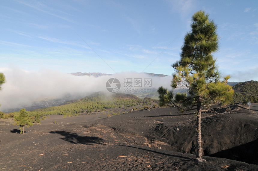 在白云上空庇护所天空山脉云杉高地环境房屋顶峰远足石头图片