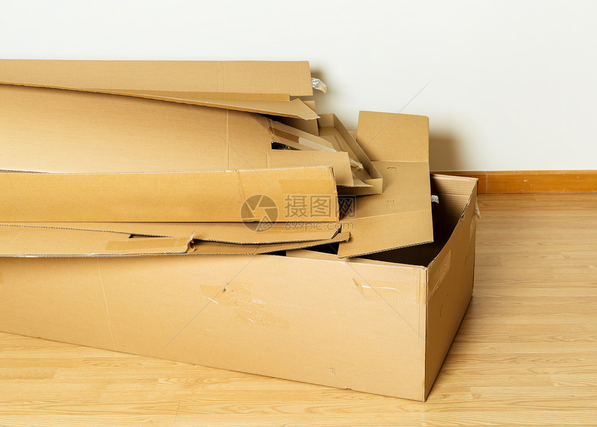 旧纸箱纸盒包装货物团体垃圾邮政丢弃纸板邮件塑料图片