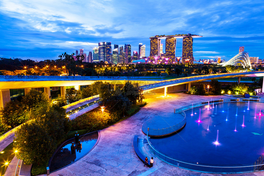 新加坡之夜海洋风景市中心天际喷泉车轮反射植物景观金融图片