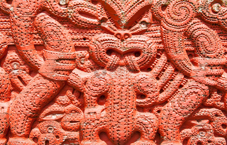 毛利人的雕刻装饰品传统面具地标历史性文化红色土著艺术木头图片