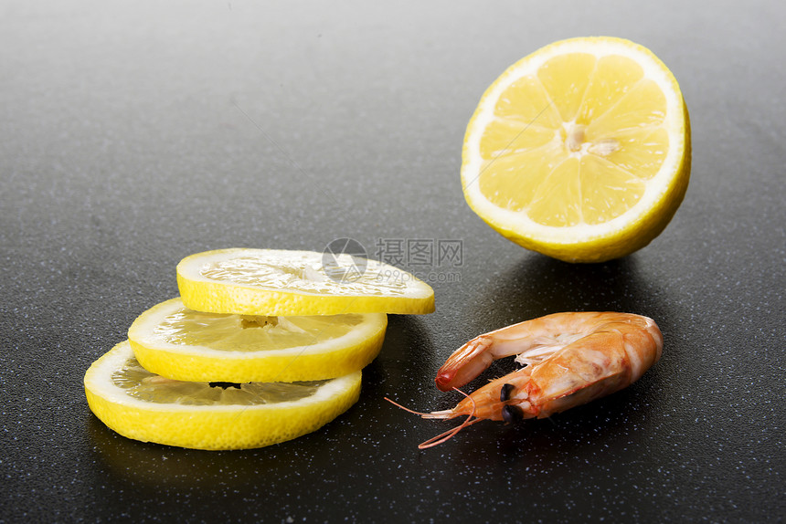 有柠檬的新鲜虾餐厅营养海鲜甲壳老虎对虾餐饮贝类午餐美食图片