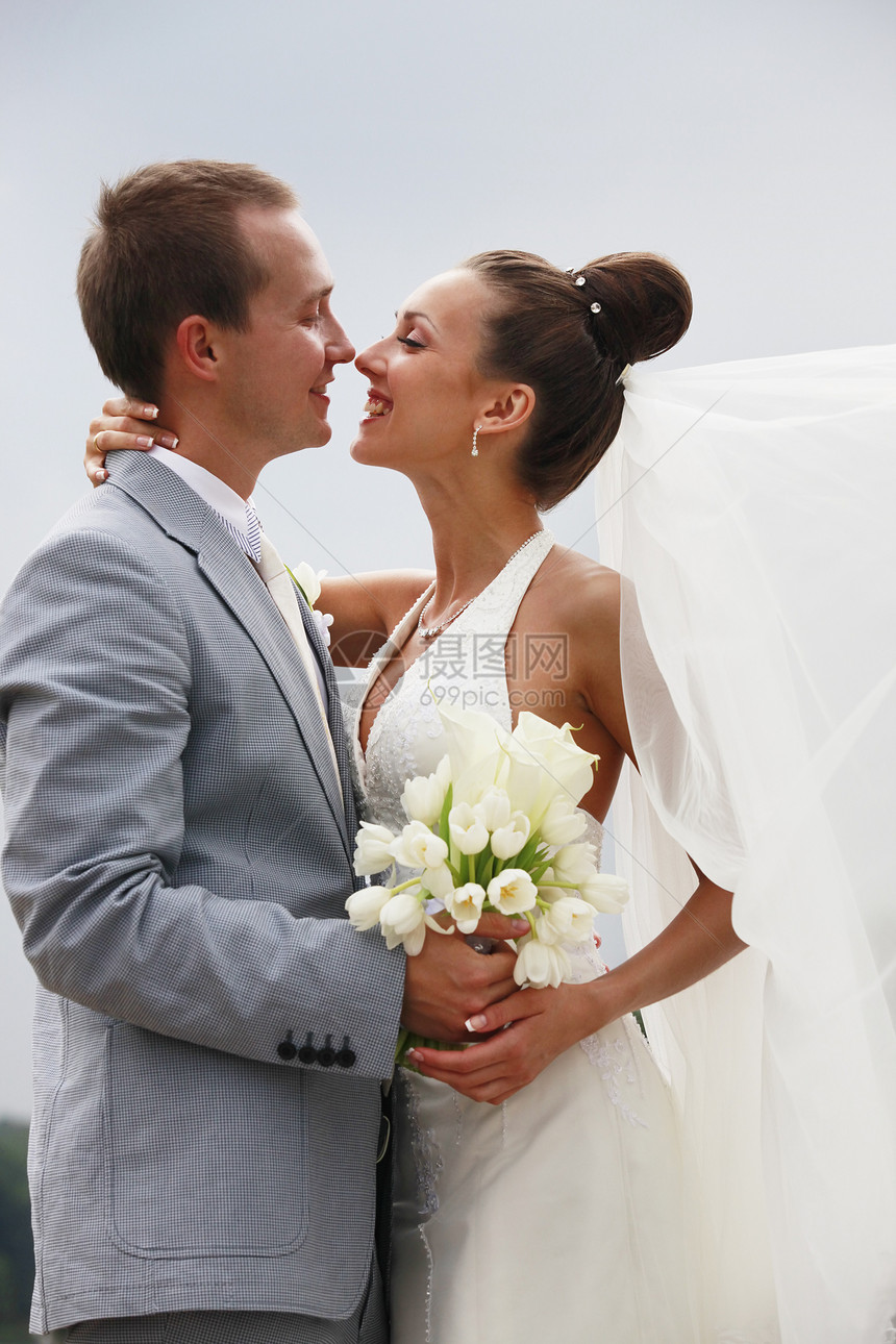 新婚夫妇微笑男性新娘夫妻裙子女士男人妻子喜悦拥抱图片