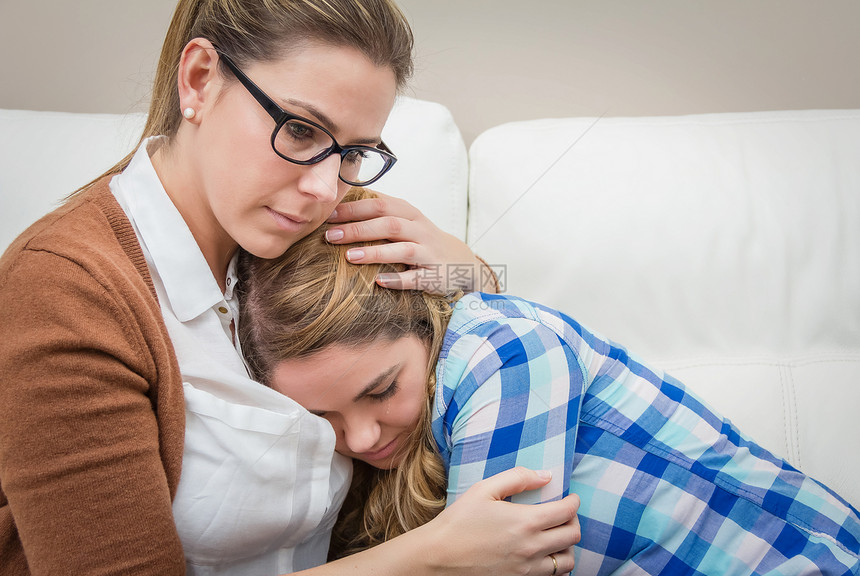 母亲拥抱和安抚着忧郁的女儿社会女孩安慰组织父母成人情绪亲热悲伤友谊图片