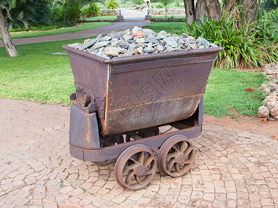煤炭博物馆装满石块的废旧采矿车历史大车机器公园金属矿业旅行矿石火车车皮背景