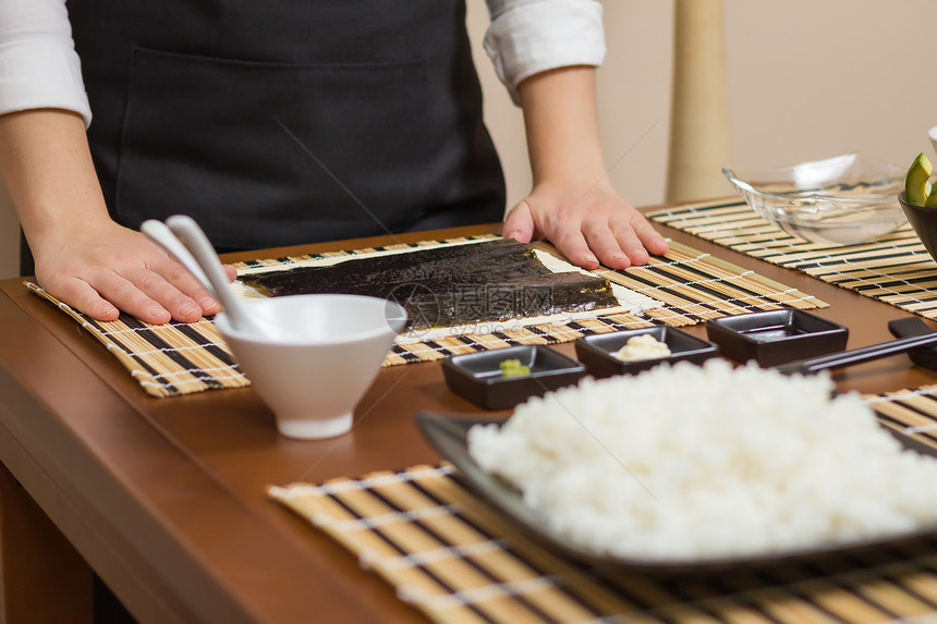 女厨师准备准备做日本寿司卷午餐美食饮食女性海鲜女士食物海藻鱼片大豆图片