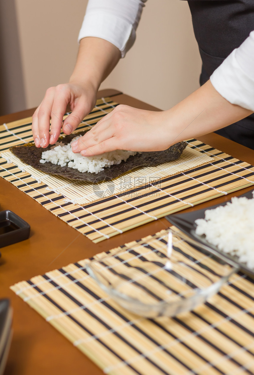 女厨师用大米填满日本寿司卷女性饮食女孩女士竹子营养大豆午餐鱼片餐厅图片