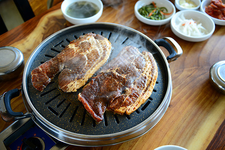 韩国烧烤桌子餐厅牛肉猪肉烧烤架烹饪文化食物蔬菜背景图片