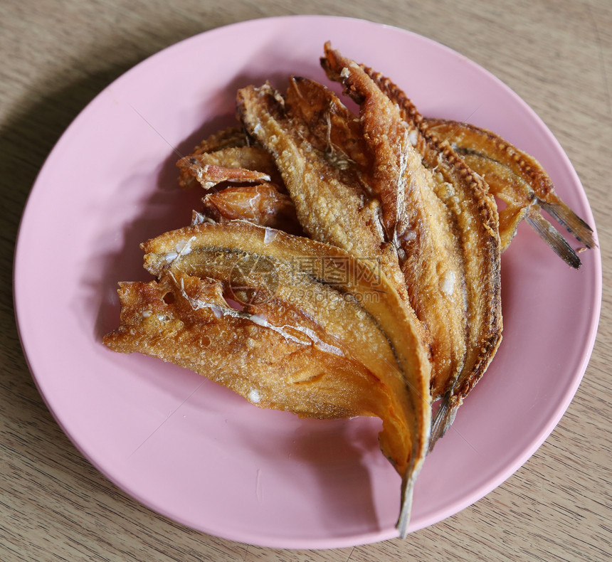 深炸干鱼饮食绿色黄色油炸木头红色餐厅美食午餐盘子图片