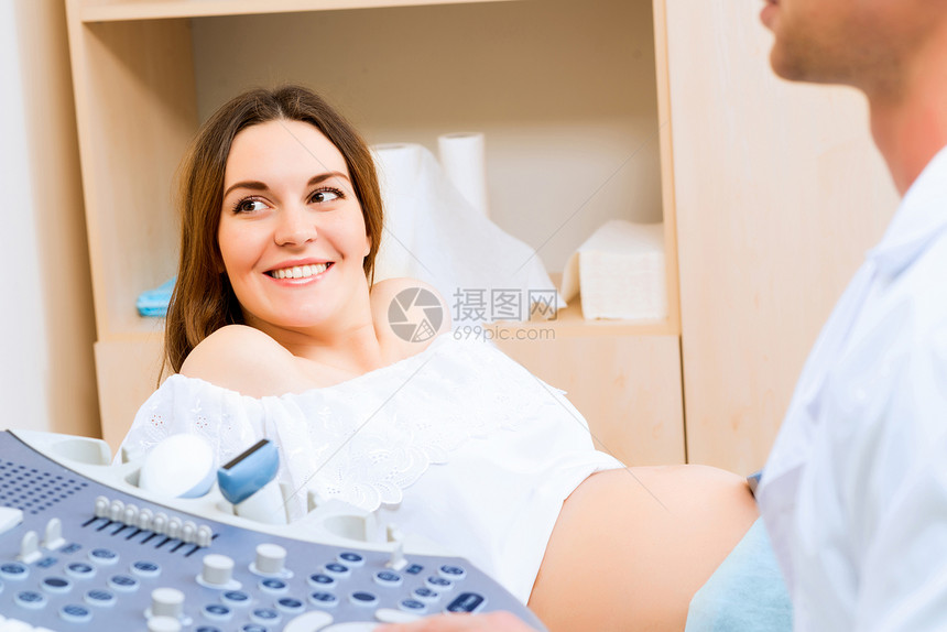 接受医生诊治的怀孕妇女夫妻婴儿保健肩膀女性顾问家庭生育力女士扫描图片
