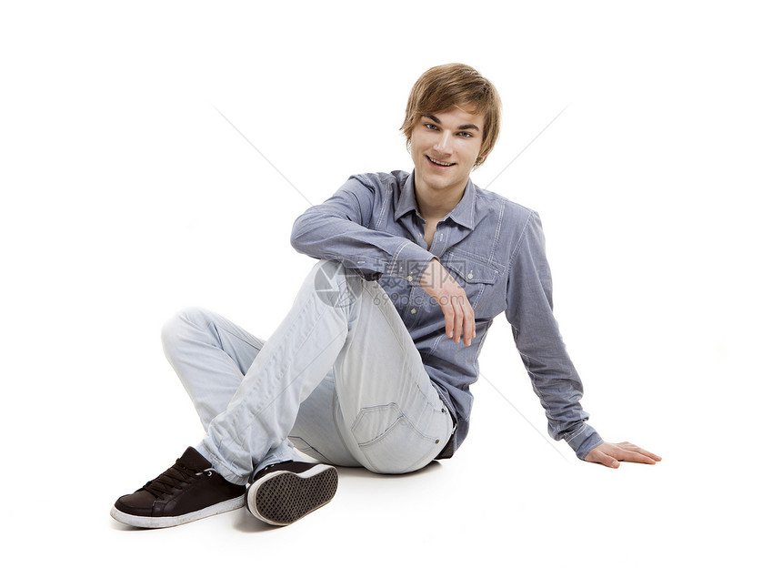 坐在地板上的年轻男人工作室男生青少年金发学生地面蓝色青年成人白色图片