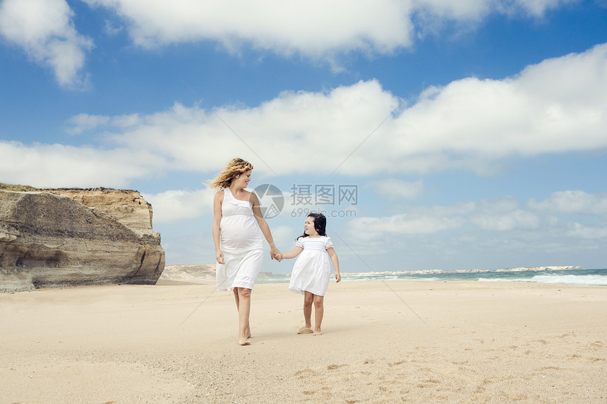 在海滩上散步母性成人假期孩子海滨妈妈女孩情感孩子们女儿图片