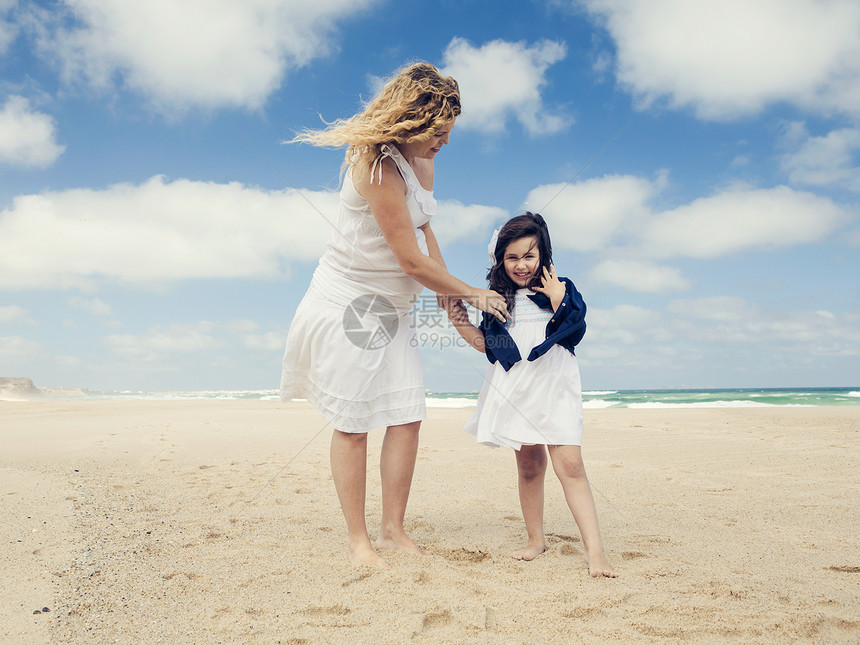 女人和她女儿在沙滩上天空母亲童年女性妈妈成人家庭孩子情感父母图片