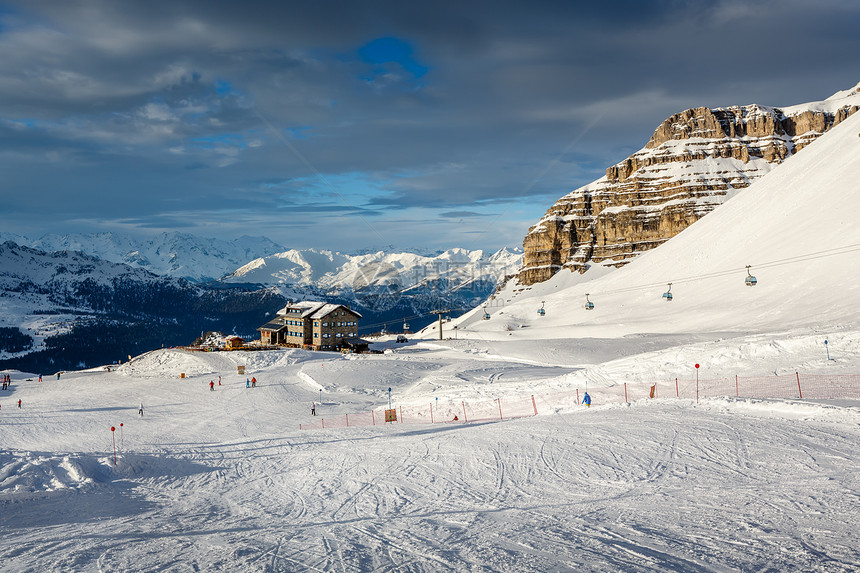 意大利阿尔卑斯山的滑雪度假胜地房子首脑餐厅旅游缆车粉末假期旅行顶峰单板图片