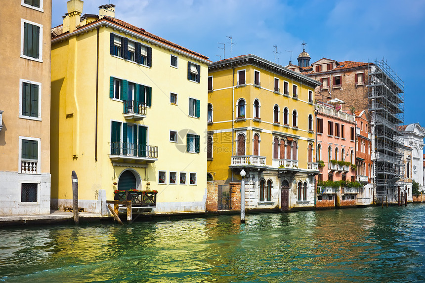 威尼斯运河天空蓝色建筑学历史性房子旅游船夫城市假期图片